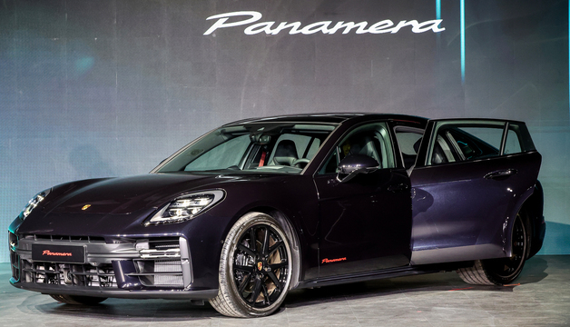 강렬한 '파나메라 레드 익스클루시브'