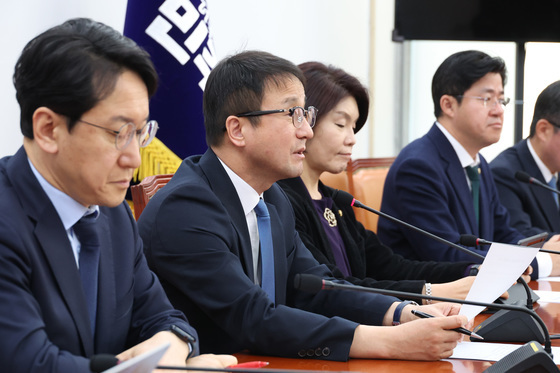 발언하는 한병도 원내대표