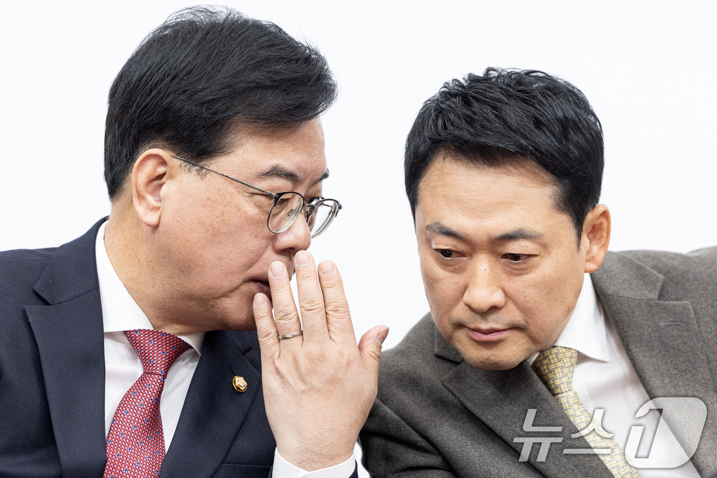 (서울=뉴스1) 이승배 기자 = 장동혁 국민의힘 대표가 19일 서울 여의도 국회에서 열린 최고위원회의에서 송언석 원내대표와 대화하고 있다. 2026.3.19/뉴스1