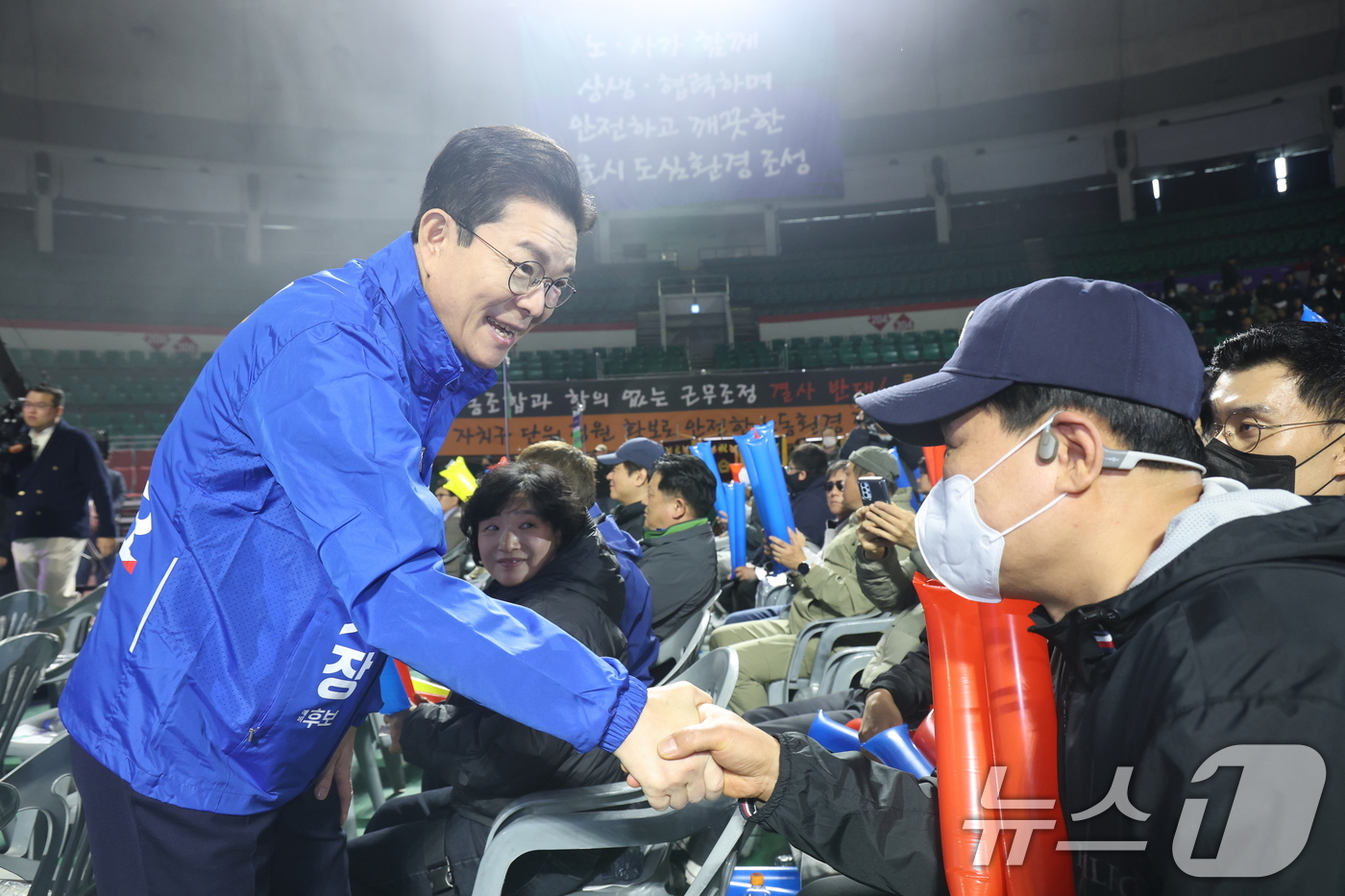 (서울=뉴스1) 이광호 기자 = 6·3 지방선거 더불어민주당 서울시장 예비경선 후보로 나선 정원오 전 성동구청장이19일 오전 서울 잠실학생체육관에서 열린 2026 서울시 환경공무관 …