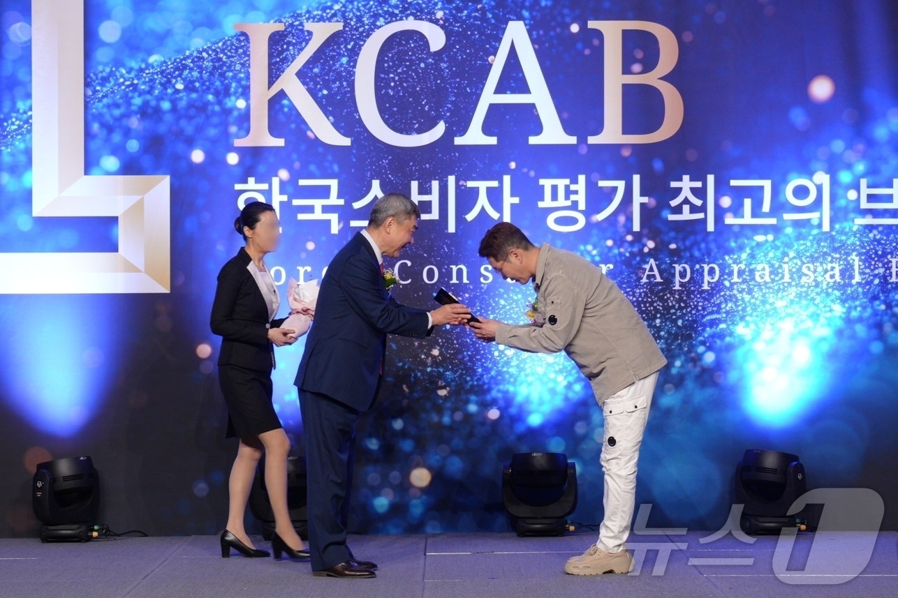 (서울=뉴스1) = 크록스가 지난 18일 서울 중구 더플라자호텔에서 개최된 ‘2026 한국소비자 평가 최고의 브랜드’(KCAB)대상 시상식에서 캐주얼 풋웨어 부문을 수상했다. 양승 …