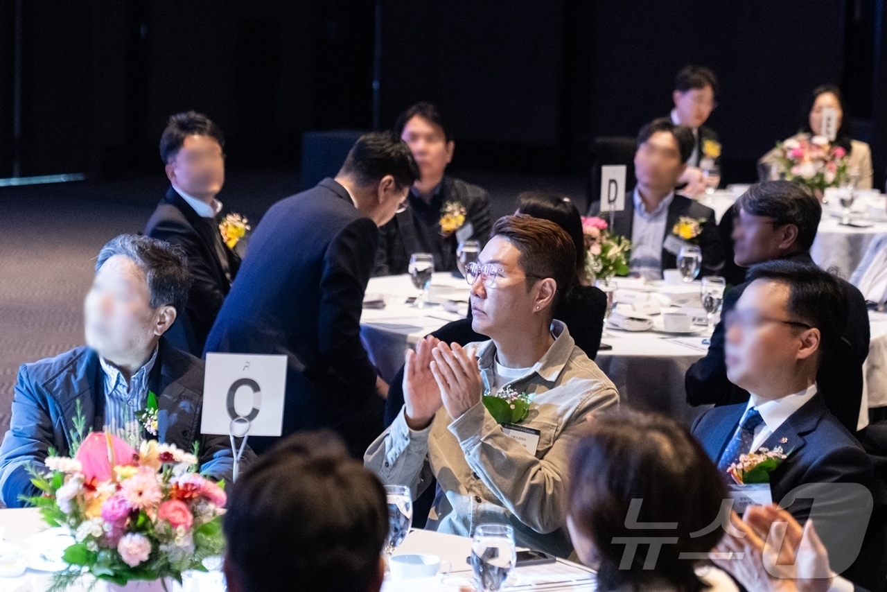 (서울=뉴스1) = 크록스는 지난 18일 서울 중구 더플라자호텔에서 진행된 ‘2026 한국소비자 평가 최고의 브랜드’(KCAB)대상 시상식에서 2년 연속 캐주얼 풋웨어 부문을 수상 …