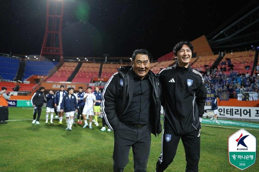 본문 이미지 - 울산의 비상을 이끄는 김현석 감독(왼쪽)과 곽태휘 수석코치(한국프로축구연맹 제공)