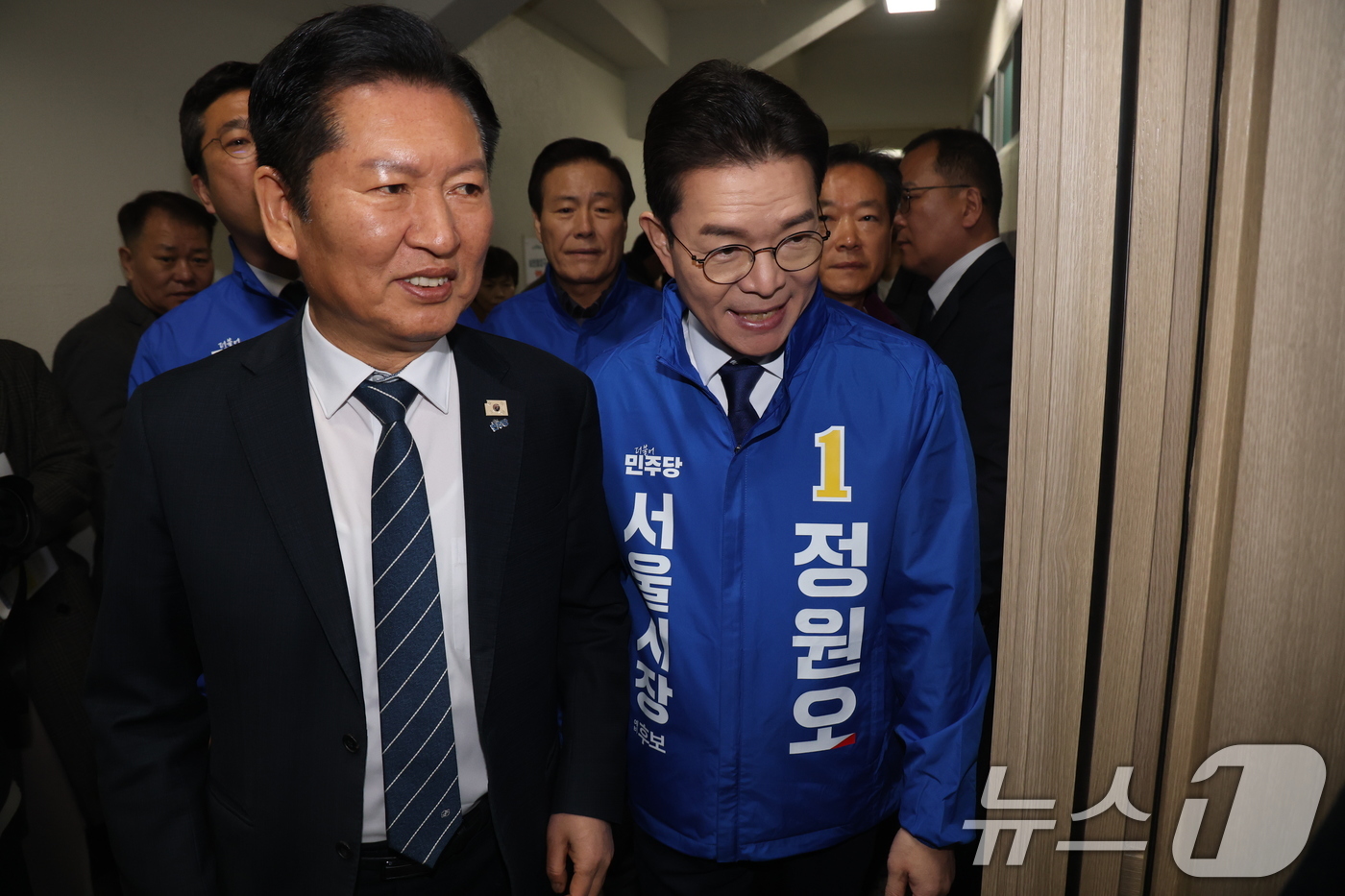 (서울=뉴스1) 이광호 기자 = 정청래 더불어 민주당 대표와 서울시장 예비경선 후보로 나선 정원오 전 성동구청장이19일 오전 서울 잠실학생체육관에서 열린 2026 서울시 환경공무관 …