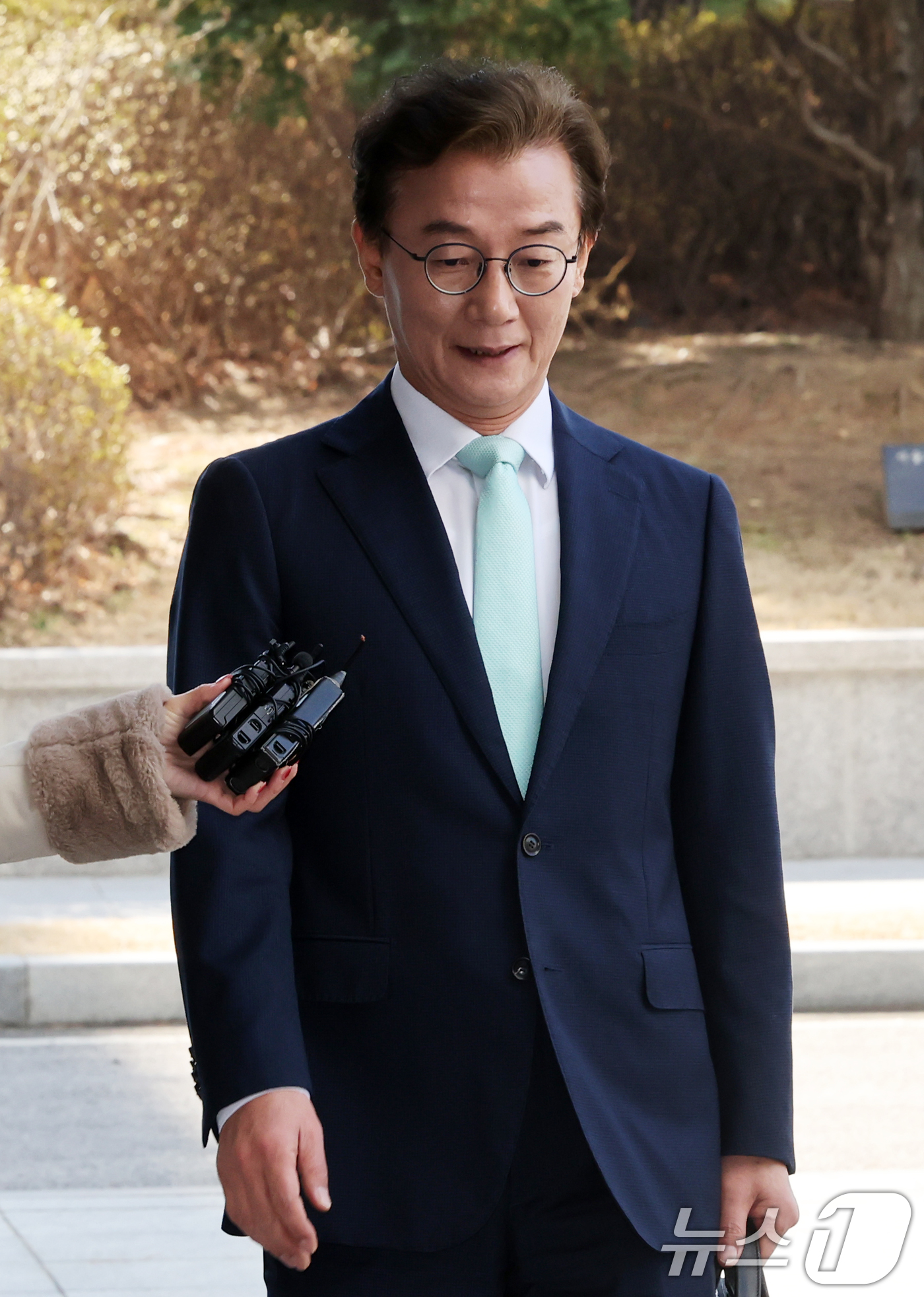 (서울=뉴스1) 황기선 기자 = '통일교의 정교유착 비리 의혹'을 받고 있는 전재수 더불어민주당 의원이 19일 오전 서울 서초구 검·경 합동수사본부에 피의자 신분으로 출석하고 있다 …