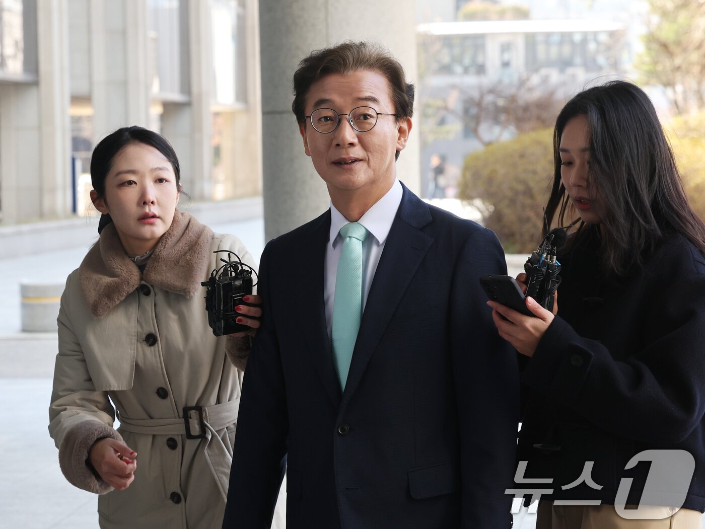 본문 이미지 - '통일교의 정교유착 비리 의혹'을 받고 있는 전재수 더불어민주당 의원이 19일 오전 서울 서초구 검·경 합동수사본부에 피의자 신분으로 출석하고 있다. 2026.3.19 ⓒ 뉴스1 황기선 기자