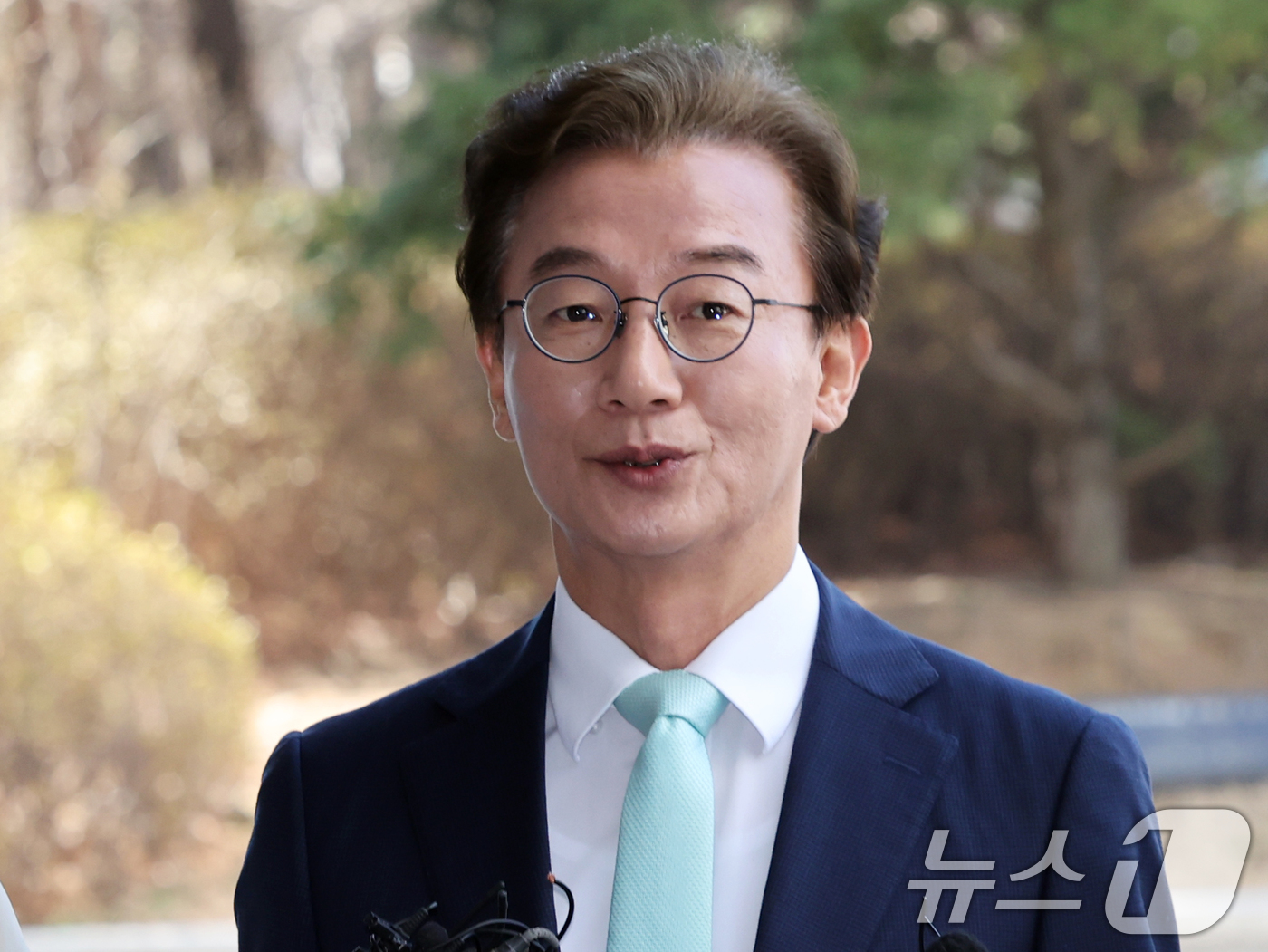 (서울=뉴스1) 황기선 기자 = '통일교의 정교유착 비리 의혹'을 받고 있는 전재수 더불어민주당 의원이 19일 오전 서울 서초구 검·경 합동수사본부에 피의자 신분으로 출석, 취재진 …