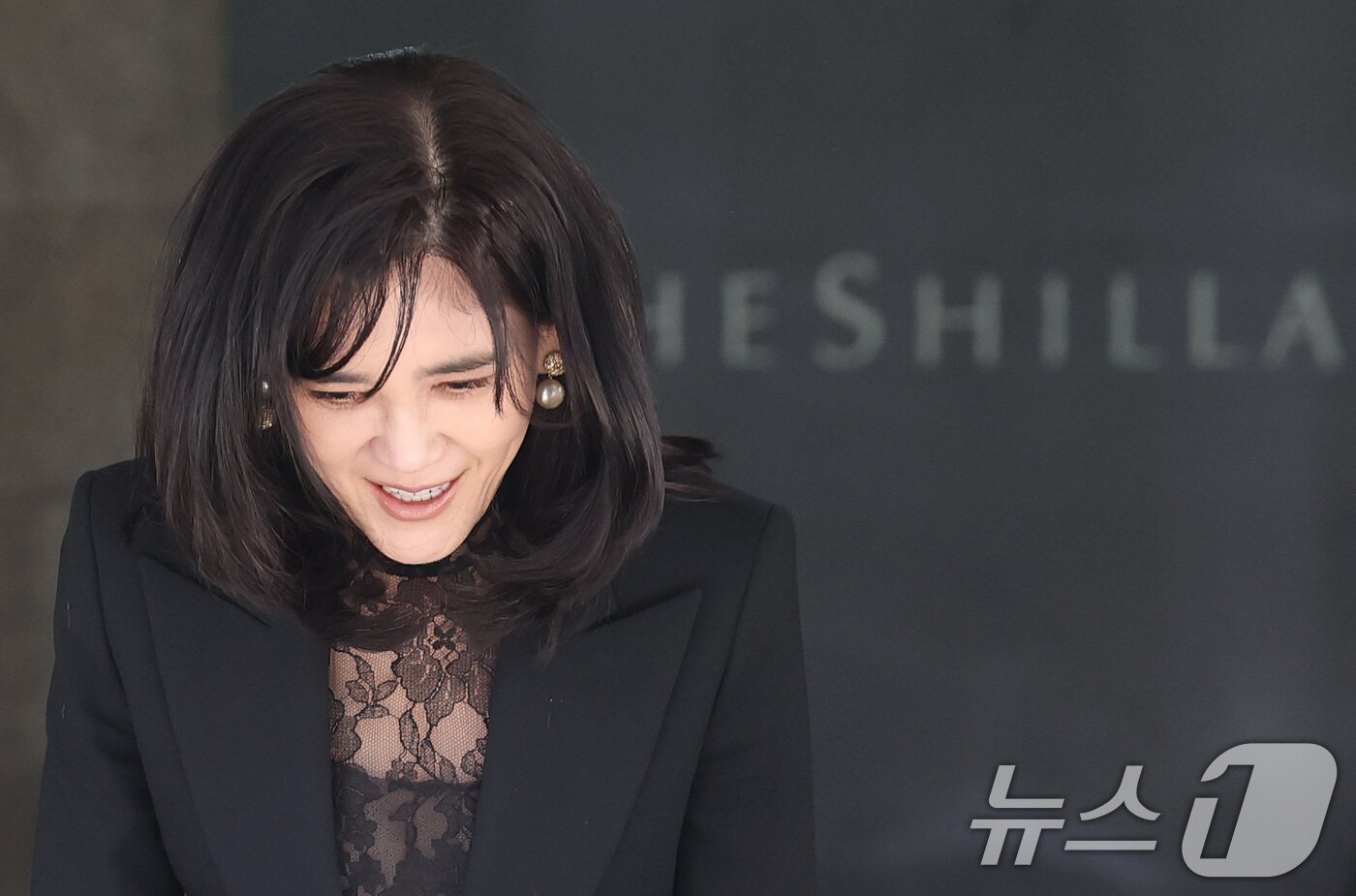 본문 이미지 - 이부진 호텔신라 사장이 19일 오전 서울 중구 삼성전자 장충동 사옥에서 열린 호텔신라 정기 주주총회에 참석한 후 이동하며 취재진을 향해 인사하고 있다. 2026.3.19 ⓒ 뉴스1 오대일 기자