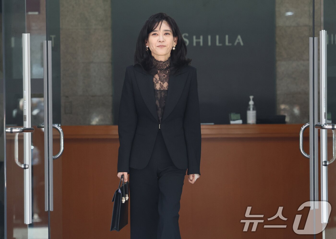 본문 이미지 - 이부진 호텔신라 사장이 19일 오전 서울 중구 삼성전자 장충동 사옥에서 열린 호텔신라 정기 주주총회에 참석한 후 이동하고 있다. 2026.3.19 ⓒ 뉴스1 오대일 기자