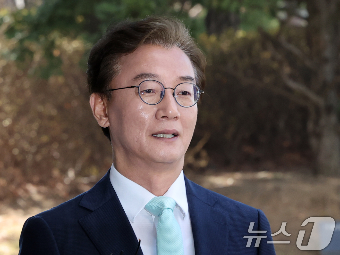 (서울=뉴스1) 황기선 기자 = '통일교의 정교유착 비리 의혹'을 받고 있는 전재수 더불어민주당 의원이 19일 오전 서울 서초구 검·경 합동수사본부에 피의자 신분으로 출석, 취재진 …