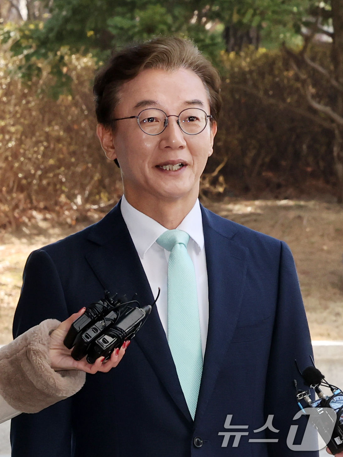 (서울=뉴스1) 황기선 기자 = '통일교의 정교유착 비리 의혹'을 받고 있는 전재수 더불어민주당 의원이 19일 오전 서울 서초구 검·경 합동수사본부에 피의자 신분으로 출석, 취재진 …