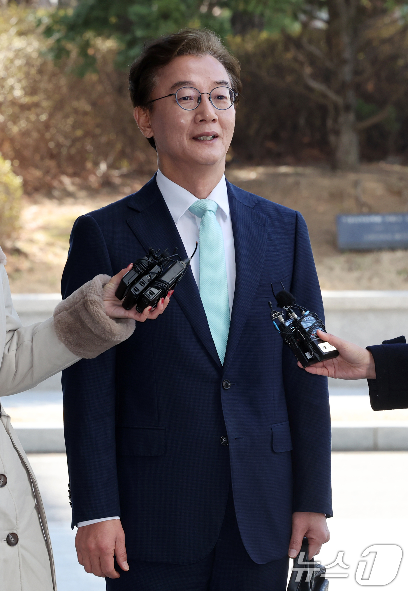 (서울=뉴스1) 황기선 기자 = '통일교의 정교유착 비리 의혹'을 받고 있는 전재수 더불어민주당 의원이 19일 오전 서울 서초구 검·경 합동수사본부에 피의자 신분으로 출석, 취재진 …