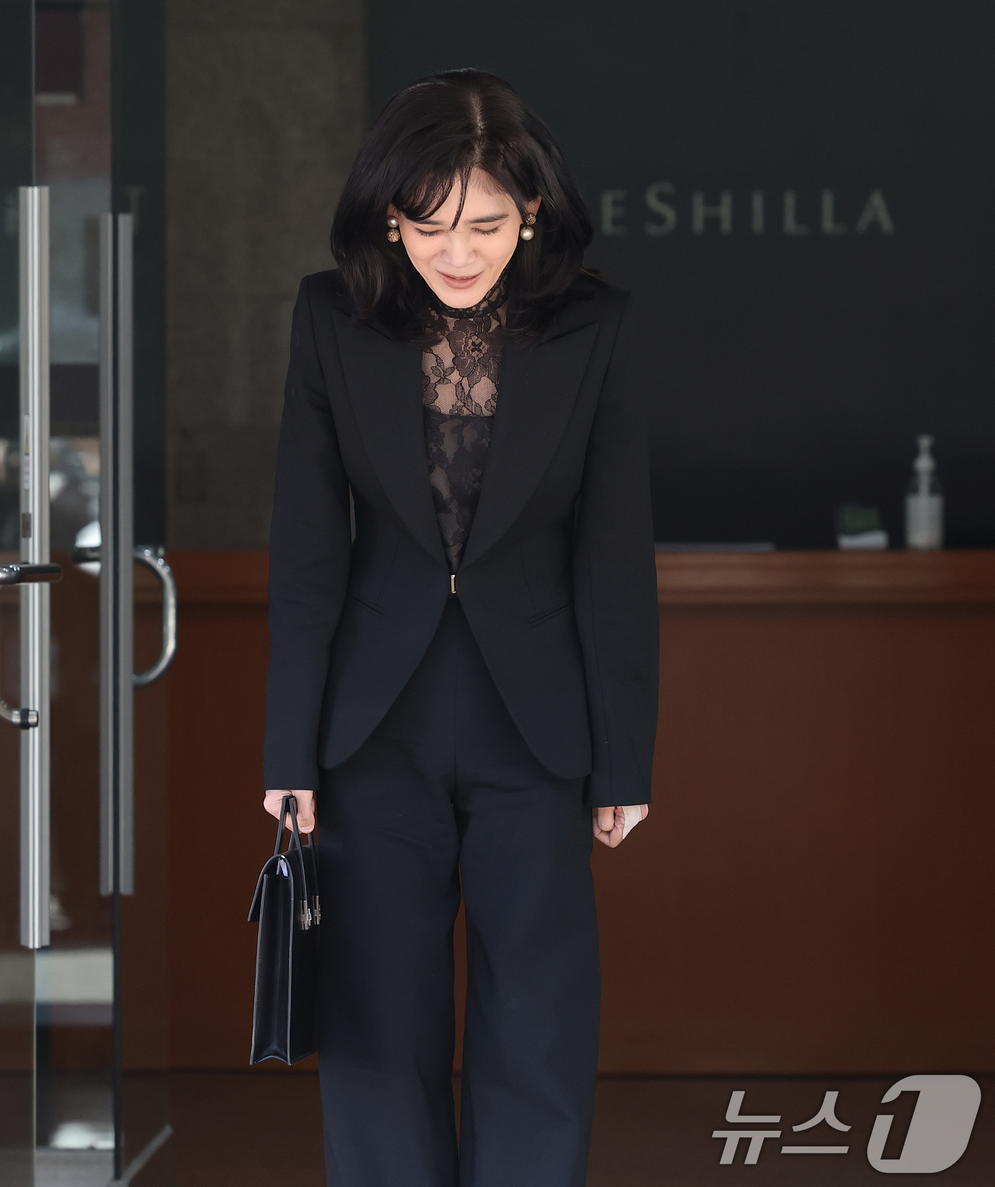 (서울=뉴스1) 오대일 기자 = 이부진 호텔신라 사장이 19일 오전 서울 중구 삼성전자 장충동 사옥에서 열린 호텔신라 정기 주주총회에 참석한 후 이동하며 취재진을 향해 인사하고 있 …