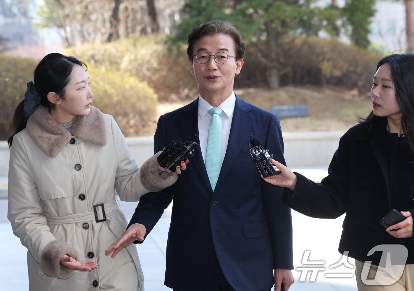 본문 이미지 - '통일교의 정교유착 비리 의혹'을 받고 있는 전재수 더불어민주당 의원이 19일 오전 서울 서초구 검·경 합동수사본부에 피의자 신분으로 출석, 취재진 질문에 답하고 있다. 2026.3.19 ⓒ 뉴스1 황기선 기자