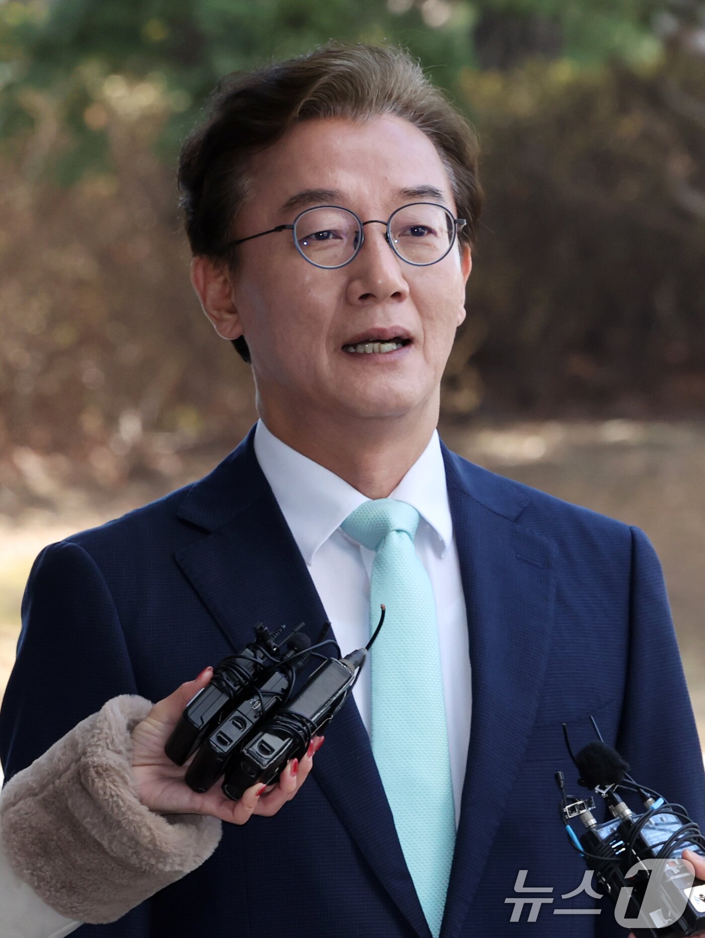 본문 이미지 - '통일교의 정교유착 비리 의혹'을 받고 있는 전재수 더불어민주당 의원이 19일 오전 서울 서초구 검·경 합동수사본부에 피의자 신분으로 출석, 취재진 질문에 답하고 있다. 2026.3.19 ⓒ 뉴스1 황기선 기자