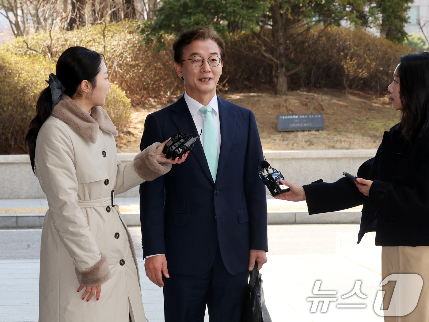 (서울=뉴스1) 황기선 기자 = '통일교의 정교유착 비리 의혹'을 받고 있는 전재수 더불어민주당 의원이 19일 오전 서울 서초구 검·경 합동수사본부에 피의자 신분으로 출석, 취재진 …