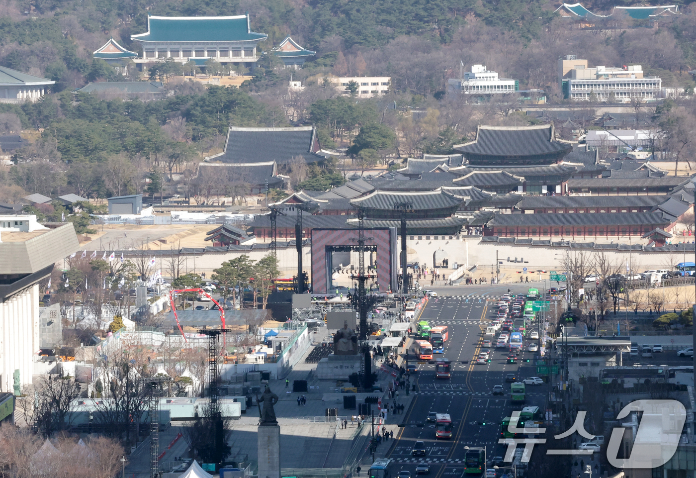 (서울=뉴스1) 권현진 기자 = 방탄소년단(BTS)의 공연을 이틀 앞둔 19일 서울 종로구 광화문광장에서 무대 준비가 진행되고 있다. 2026.3.19/뉴스1