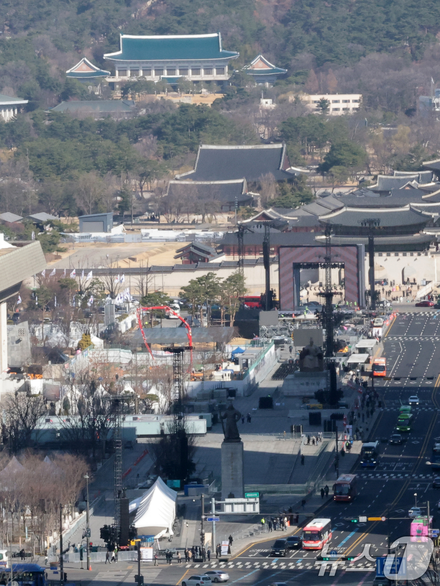 (서울=뉴스1) 권현진 기자 = 방탄소년단(BTS)의 공연을 이틀 앞둔 19일 서울 종로구 광화문광장에서 무대 준비가 진행되고 있다. 2026.3.19/뉴스1