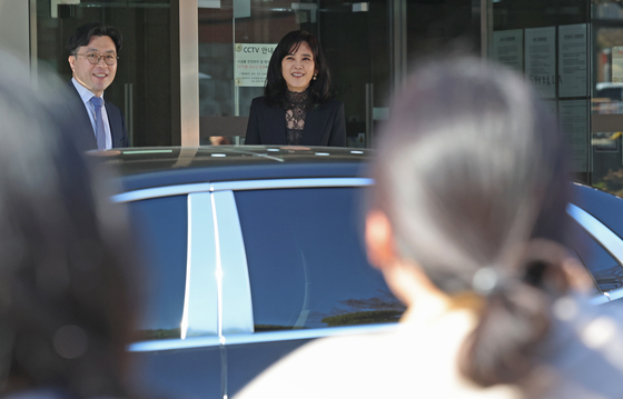 취재진과 대화하는 이부진 사장