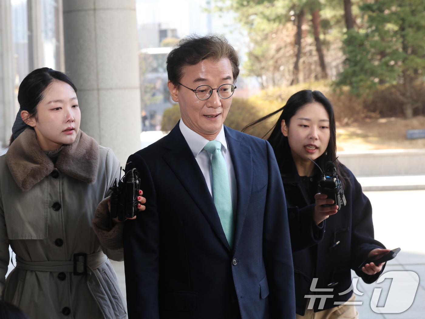 (서울=뉴스1) 황기선 기자 = '통일교의 정교유착 비리 의혹'을 받고 있는 전재수 더불어민주당 의원이 19일 오전 서울 서초구 검·경 합동수사본부에 피의자 신분으로 출석하고 있다 …