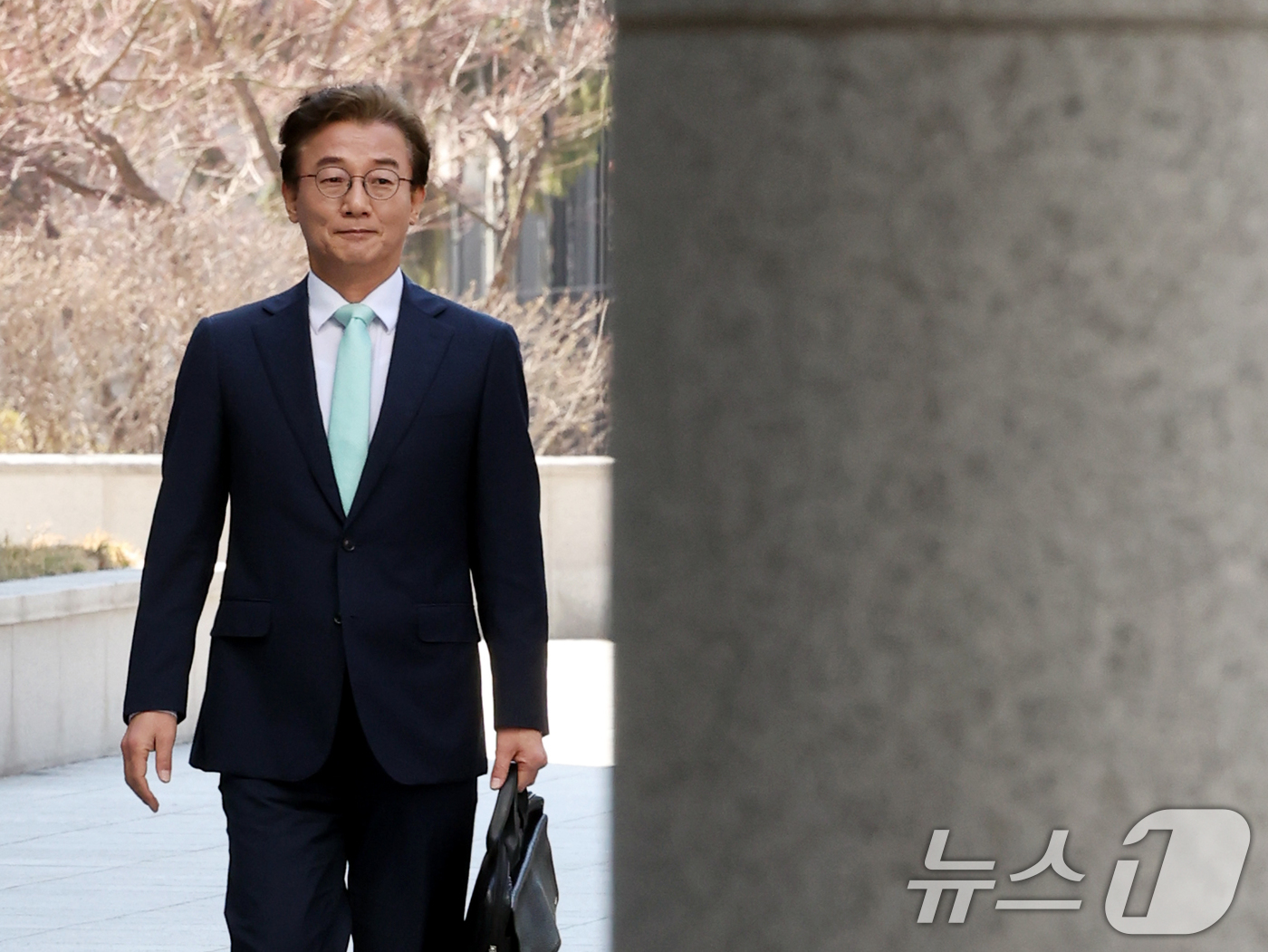 (서울=뉴스1) 황기선 기자 = '통일교의 정교유착 비리 의혹'을 받고 있는 전재수 더불어민주당 의원이 19일 오전 서울 서초구 검·경 합동수사본부에 피의자 신분으로 출석하고 있다 …