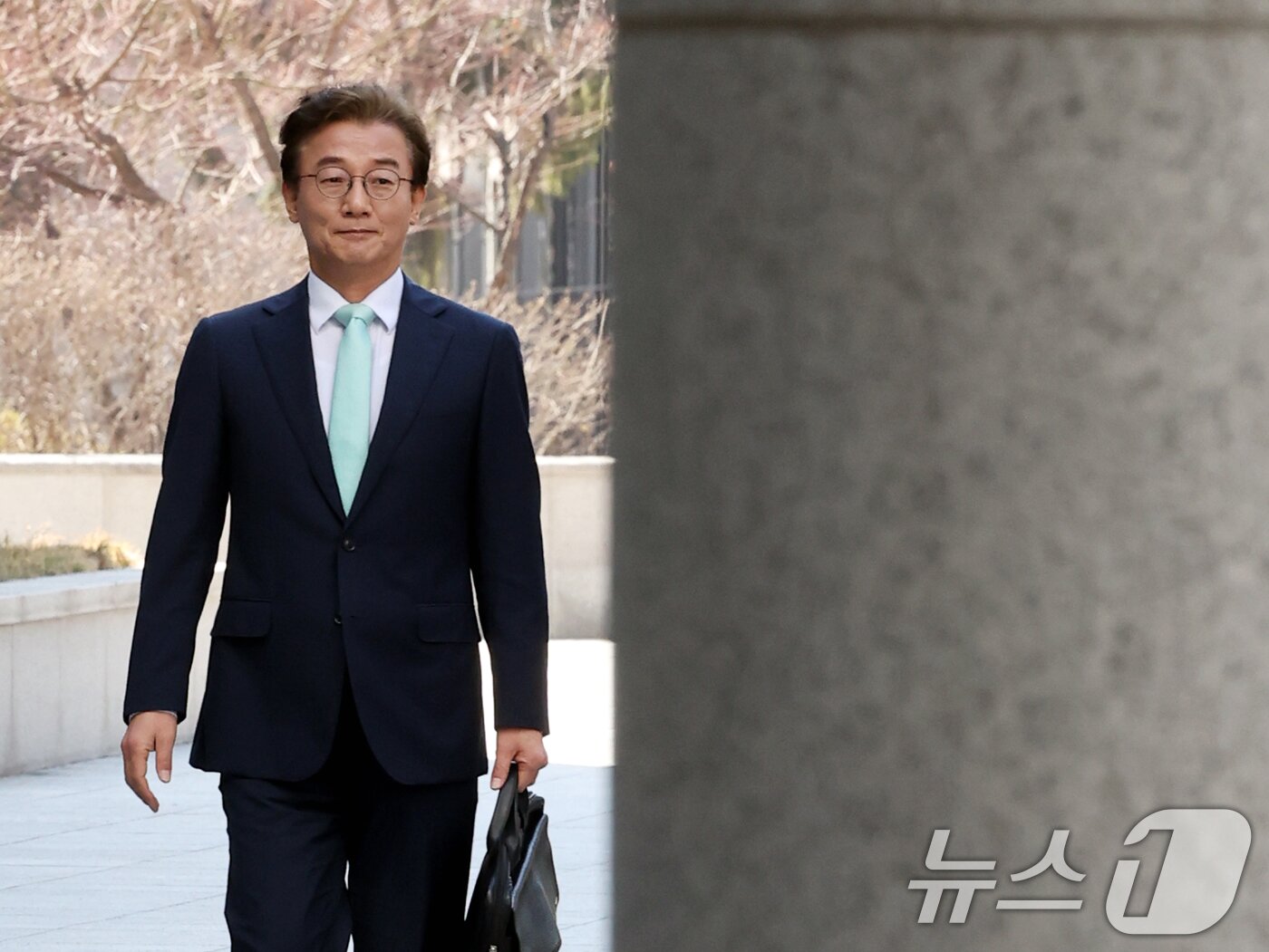 본문 이미지 - '통일교의 정교유착 비리 의혹'을 받고 있는 전재수 더불어민주당 의원이 19일 오전 서울 서초구 검·경 합동수사본부에 피의자 신분으로 출석하고 있다. 2026.3.19 ⓒ 뉴스1 황기선 기자