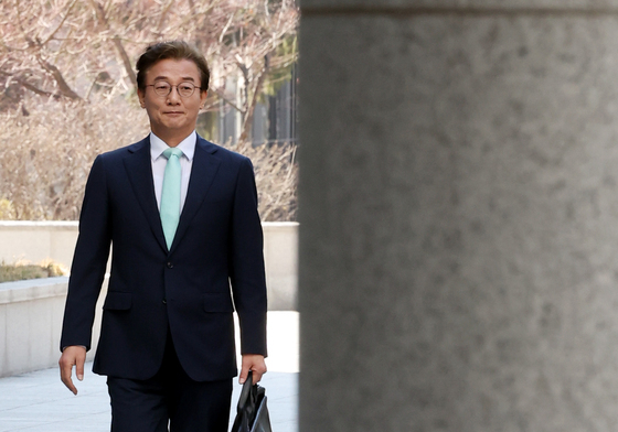 합수본으로 첫 조사 위해 발걸음 옮기는 전재수 의원