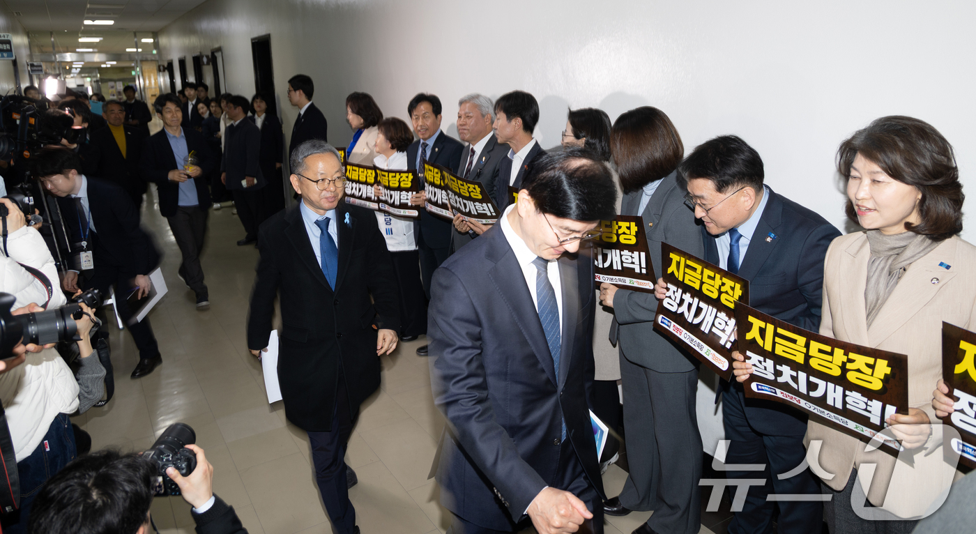 (서울=뉴스1) 이승배 기자 = 19일 서울 여의도 국회에서 송기헌 정치개혁특별위원회 의원들이 회의장으로 향하는 가운데 개혁진보 4당 의원들이 중대선거구제 도입 등 정치개혁을 촉구 …