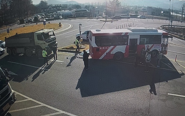 담양 회전교차로서 덤프트럭-고속버스 추돌…4명 병원 이송