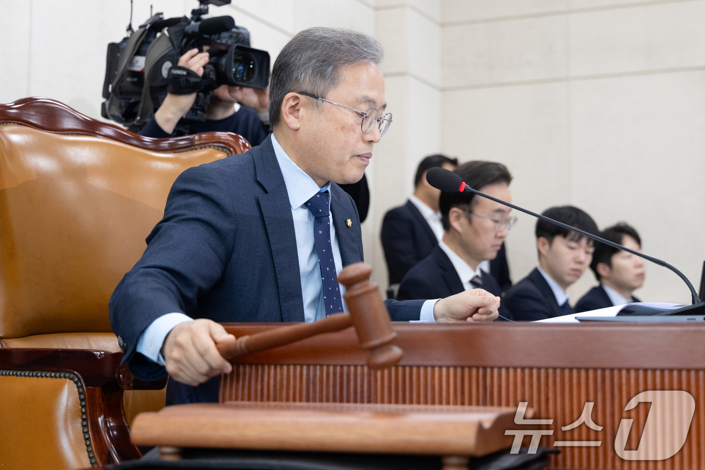 (서울=뉴스1) 이승배 기자 = 19일 서울 여의도 국회에서 열린 정치개혁특별위원회에서 송기헌 위원장이 의사진행을 하고 있다. 2026.3.19/뉴스1