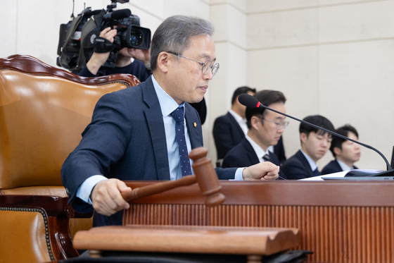 의사봉 두드리는 송기헌 위원장