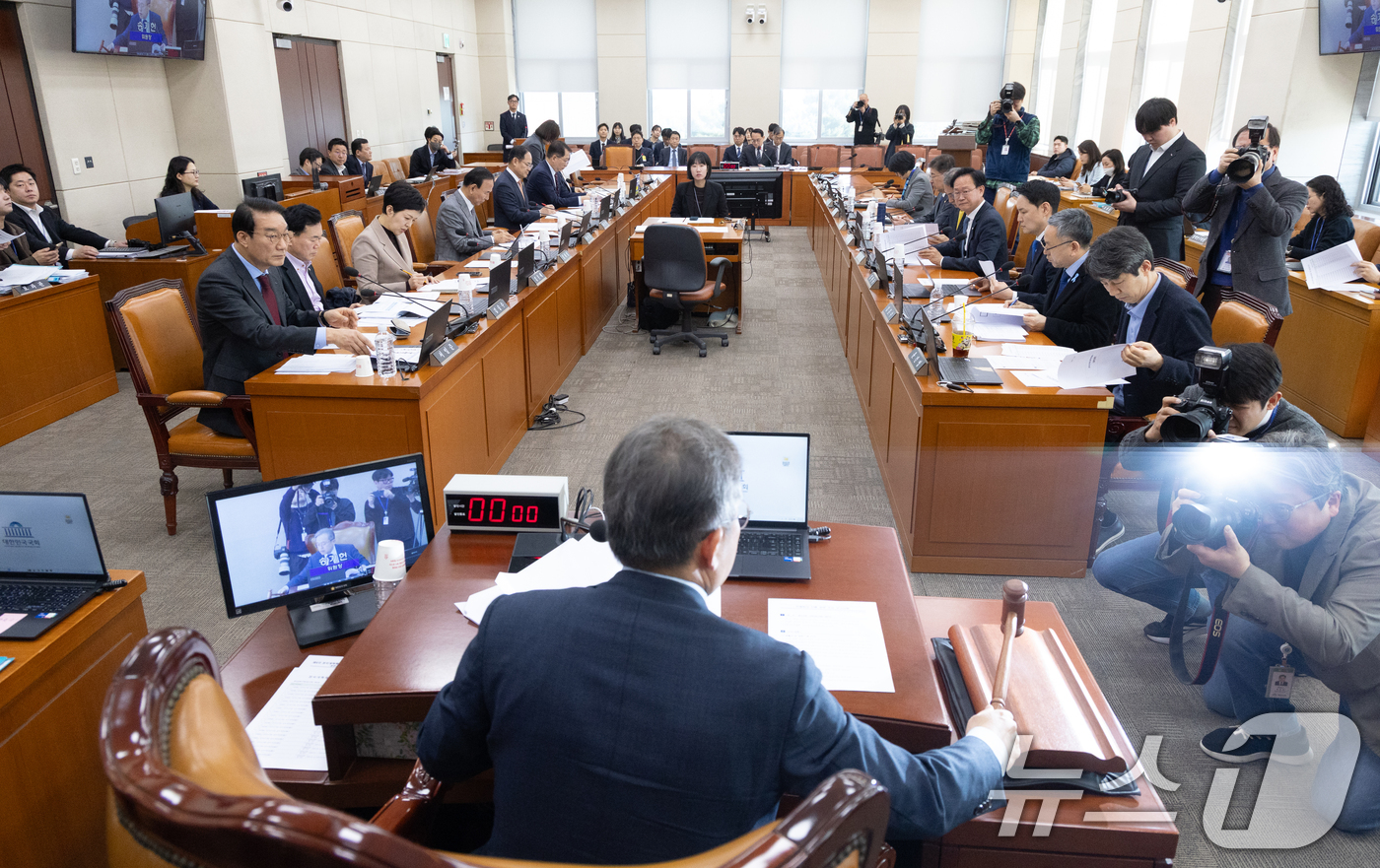 (서울=뉴스1) 이승배 기자 = 19일 서울 여의도 국회에서 열린 정치개혁특별위원회에서 송기헌 위원장이 의사진행을 하고 있다. 2026.3.19/뉴스1