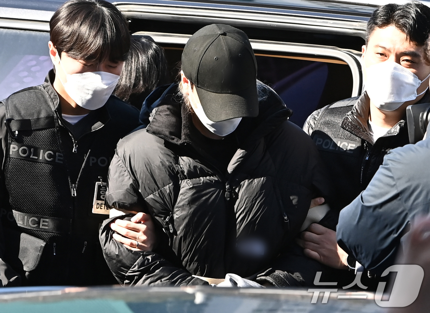 (안산=뉴스1) 김영운 기자 = 세 살배기 딸을 학대해 숨지게 한 30대 여성 A 씨를 도와 시신을 야산에 유기한 혐의를 받고 있는 30대 남성 B 씨 19일 경기 안산시 단원구 …