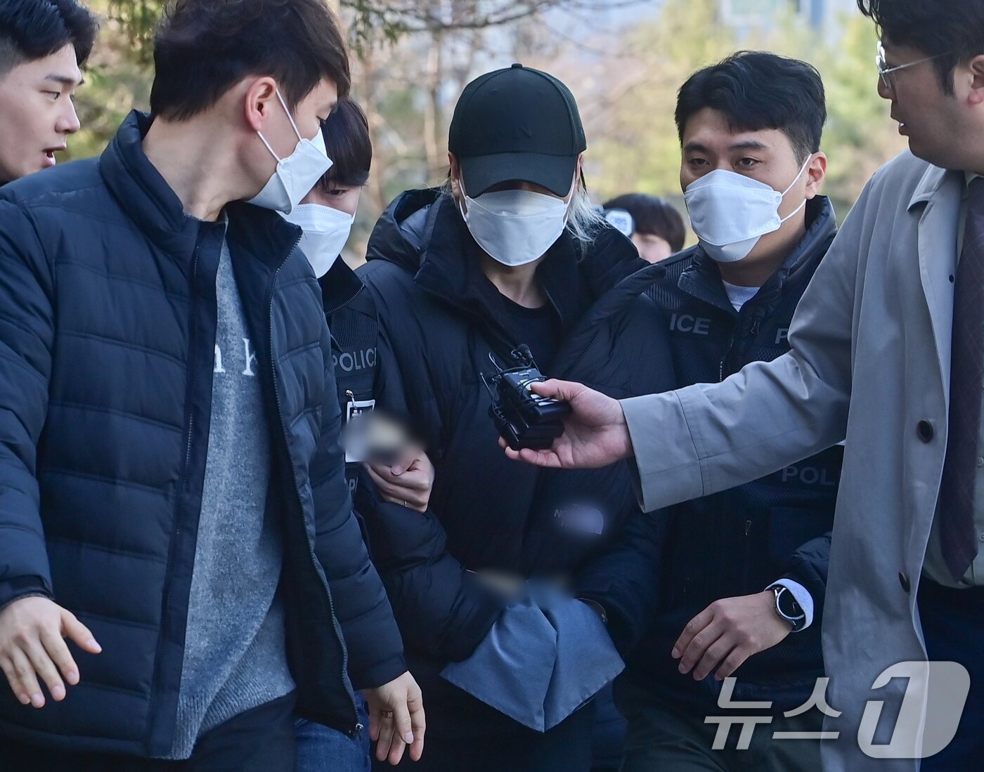 본문 이미지 - 세 살배기 딸을 학대해 숨지게 한 30대 여성 A 씨를 도와 시신을 야산에 유기한 혐의를 받고 있는 30대 남성 B 씨가 19일 경기 안산시 단원구 수원지방법원 안산지원에서 열린 구속 전 피의자 심문(영장실질심사)에 출석하고 있다.  (공동취재) 2026.3.19 ⓒ 뉴스1 김영운 기자