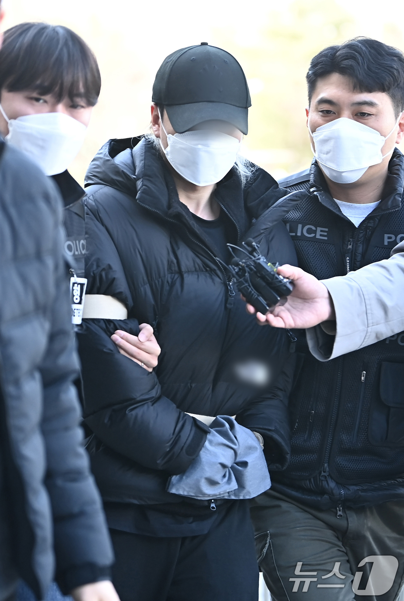 (안산=뉴스1) 김영운 기자 = 세 살배기 딸을 학대해 숨지게 한 30대 여성 A 씨를 도와 시신을 야산에 유기한 혐의를 받고 있는 30대 남성 B 씨 19일 경기 안산시 단원구 …