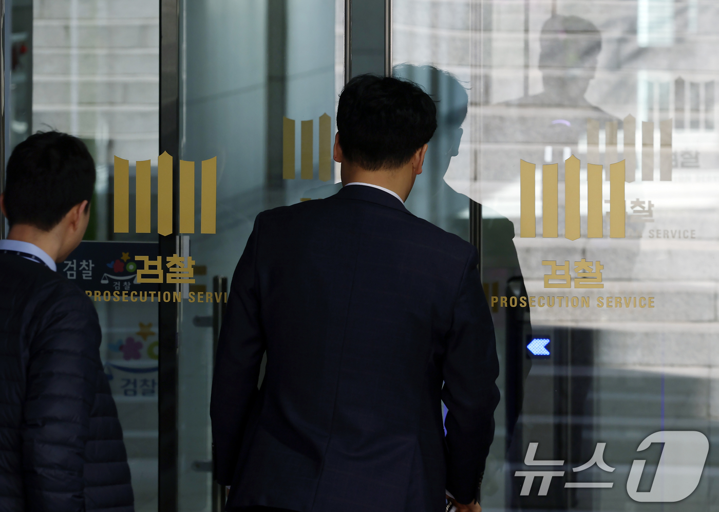 (서울=뉴스1) 박정호 기자 = 공소청법과 6대 중대범죄 수사하게 될 중대범죄수사청법의 국회 본회의 상정이 예정된 19일 서울 서초구 대검찰청으로 직원 등이 오가고 있다.검찰개혁 …