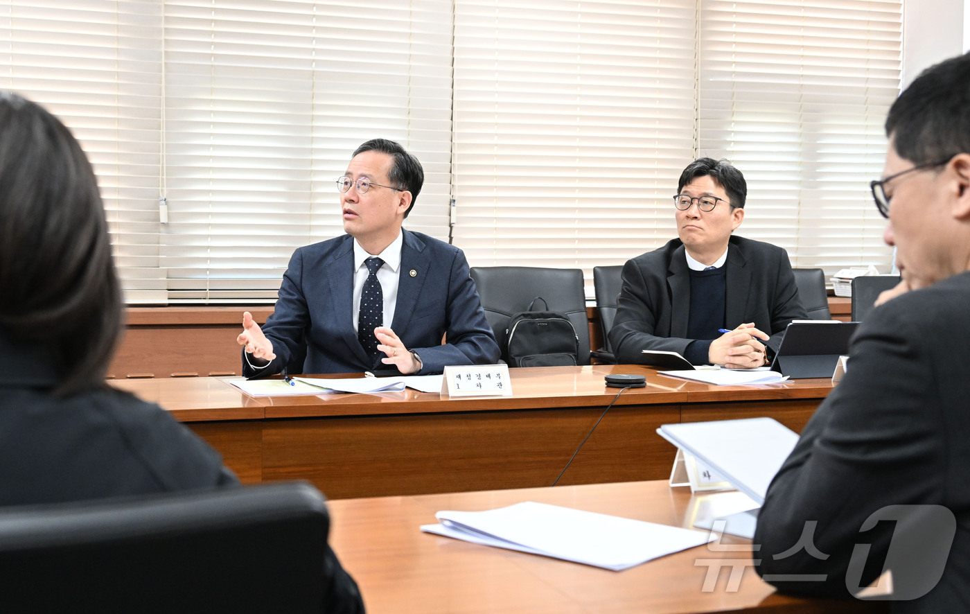 (서울=뉴스1) = 이형일 재정경제부 차관이 19일 서울 종로구 정부서울청사에서 열린 제67차 물가관계차관회의를 주재하고 있다. (재정경제부 제공. 재판매 및 DB 금지) 2026 …