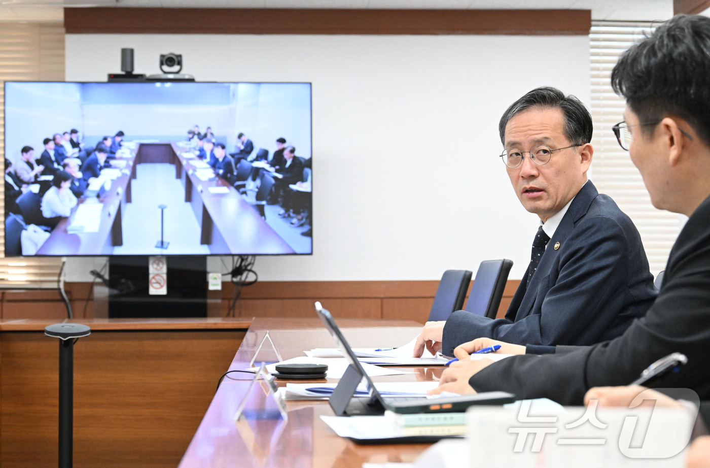 (서울=뉴스1) = 이형일 재정경제부 차관이 19일 서울 종로구 정부서울청사에서 열린 제67차 물가관계차관회의를 주재하고 있다. (재정경제부 제공. 재판매 및 DB 금지) 2026 …