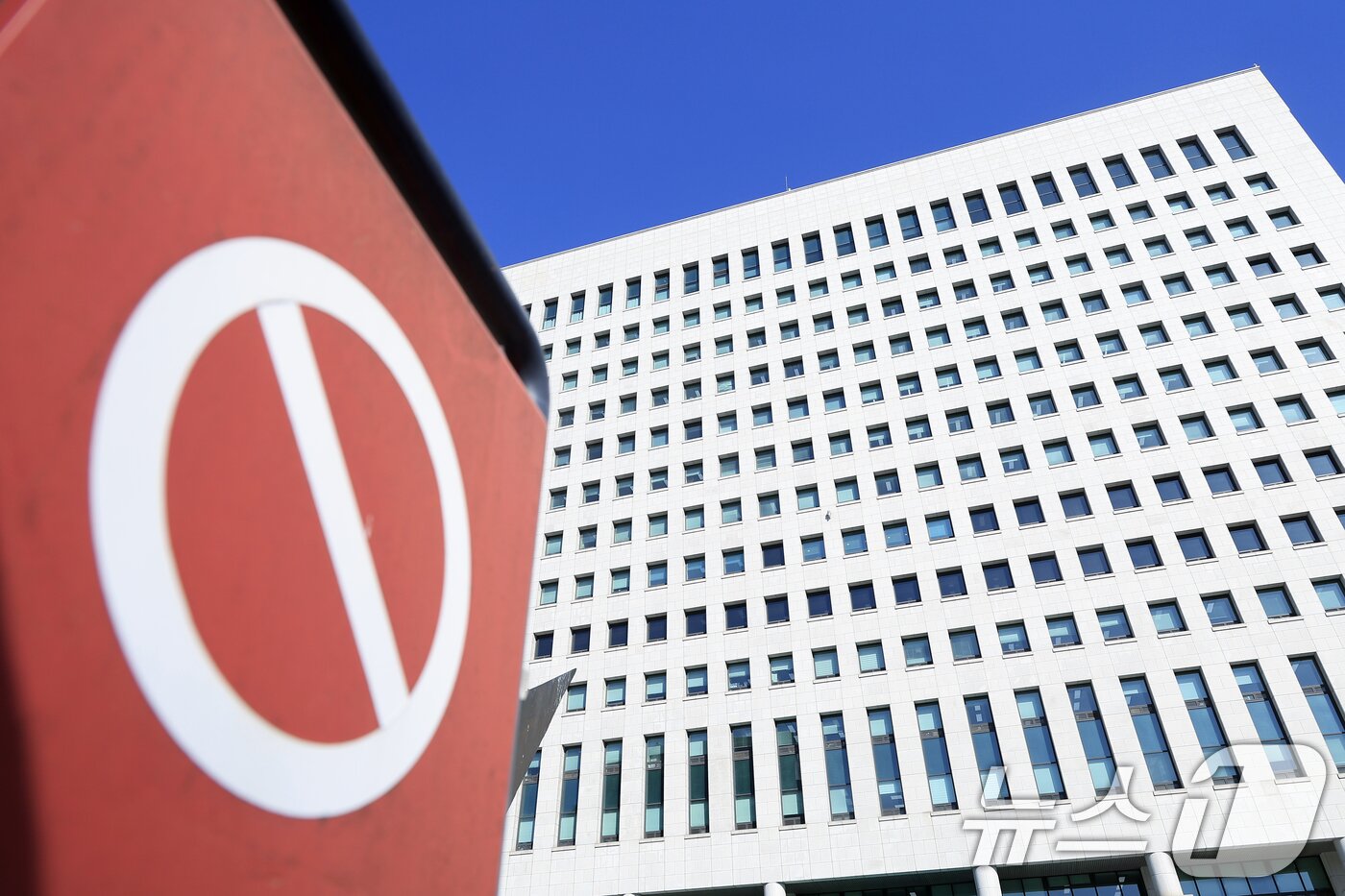 본문 이미지 - 공소청법과 6대 중대범죄 수사하게 될 중대범죄수사청법의 국회 본회의 상정이 예정됐던 지난 19일 서울 서초구 대검찰청이 고요한 모습이다. 검찰개혁 후속 입법인 공소청법은 검사의 직무 권한을 법률로 정하게 하고 검찰의 특별사법경찰관에 대한 지휘감독권을 폐지하는 내용을 담고 있으며 6대 중대범죄 수사하게 될 중대범죄수사청법과 함께 여당 주도로 처리될 예정이다. 2026.3.19 ⓒ 뉴스1 박정호 기자