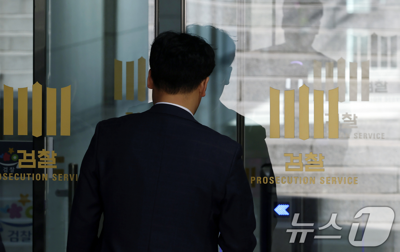 (서울=뉴스1) 박정호 기자 = 공소청법과 6대 중대범죄 수사하게 될 중대범죄수사청법의 국회 본회의 상정이 예정된 19일 서울 서초구 대검찰청으로 직원 등이 오가고 있다.검찰개혁 …