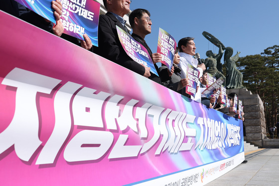 기자회견 발언하는 조국