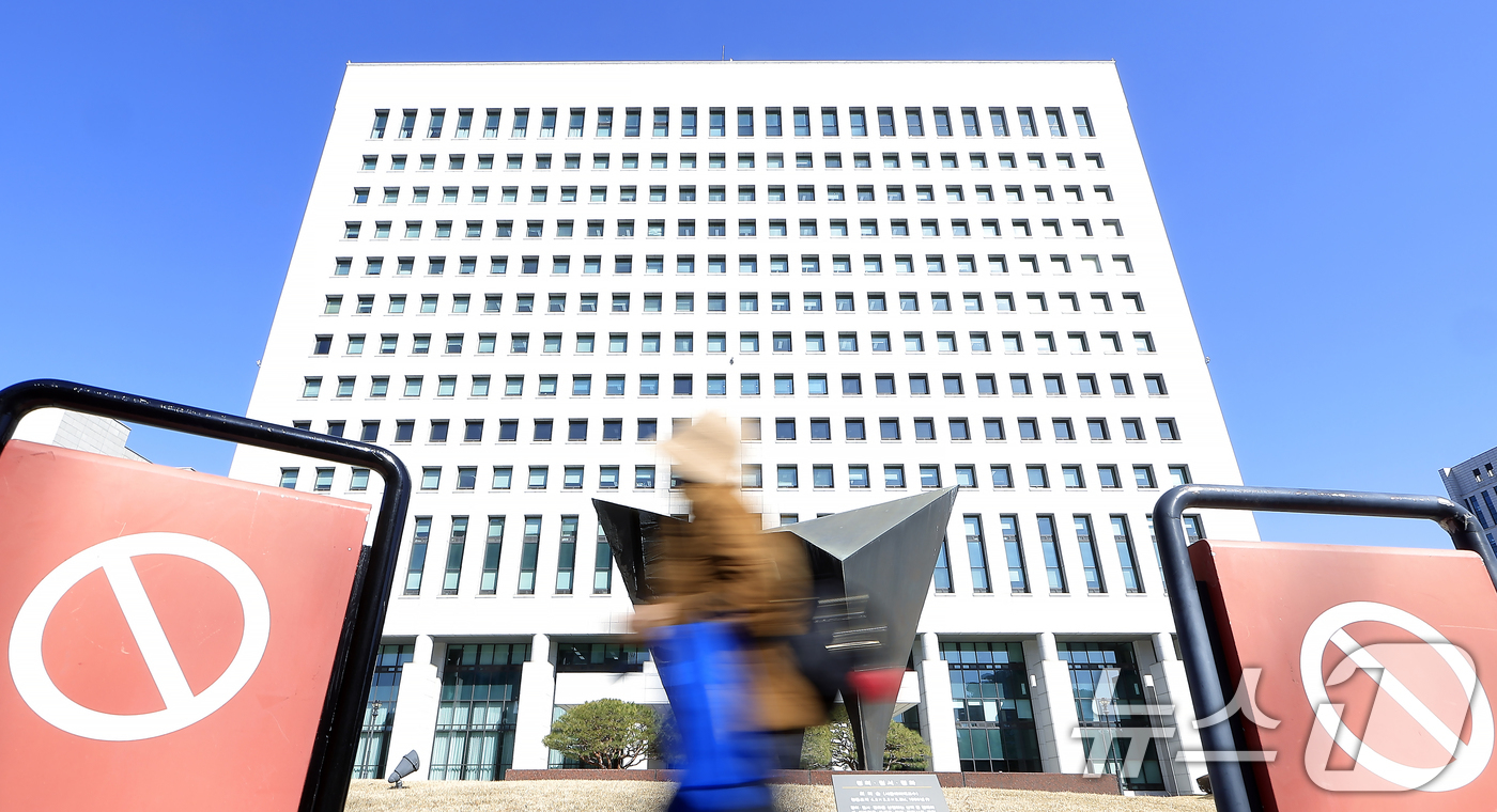 (서울=뉴스1) 박정호 기자 = 공소청법과 6대 중대범죄 수사하게 될 중대범죄수사청법의 국회 본회의 상정이 예정된 19일 서울 서초구 대검찰청 앞으로 시민이 지나고 있다.검찰개혁 …