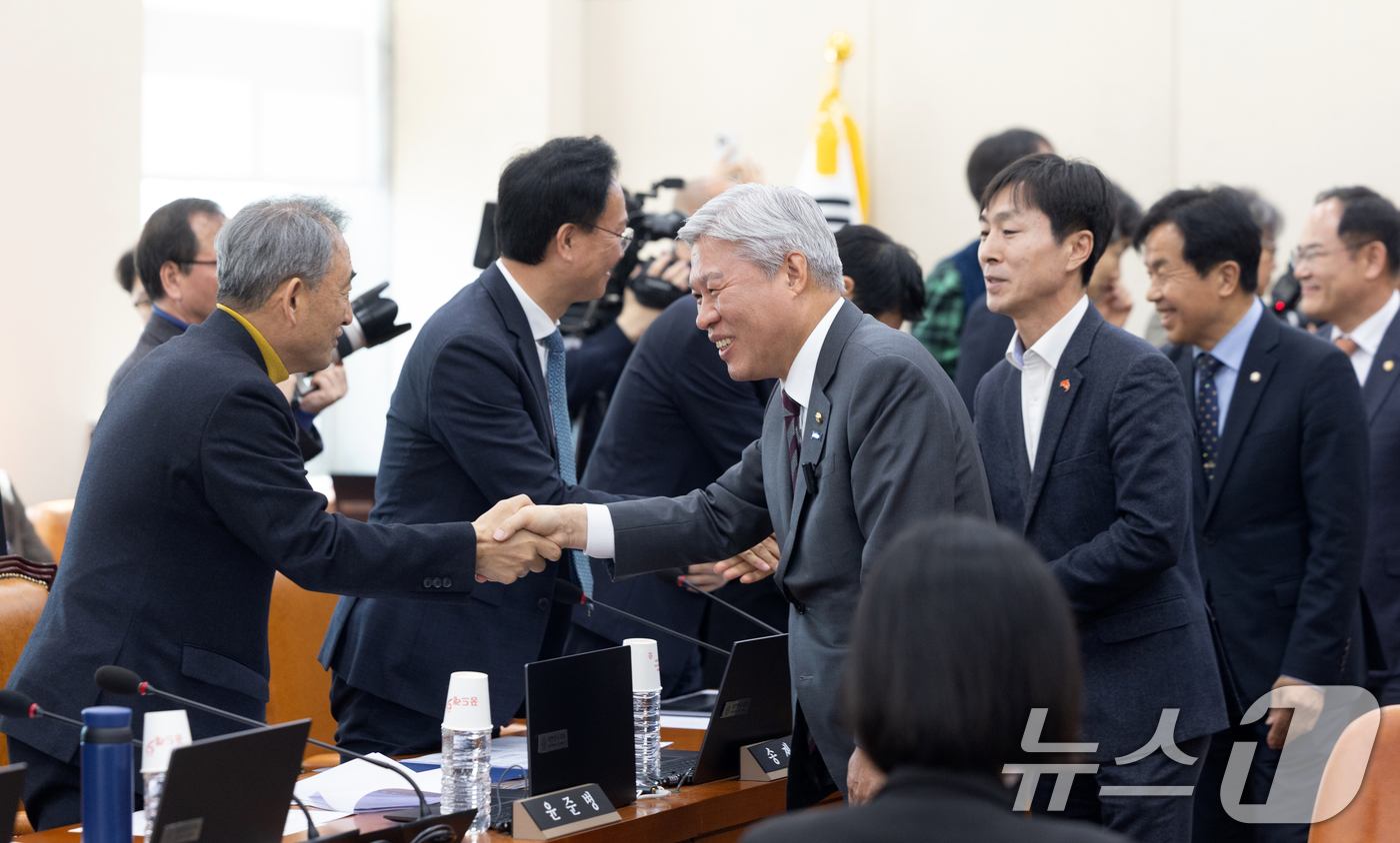 (서울=뉴스1) 이승배 기자 = 서왕진 조국혁신당 원내대표를 비롯한 개혁진보 4당 의원들이 19일 서울 여의도 국회에서 열린 정치개혁특별위원회 개의에 앞서 위원들과 인사 나누고 있 …