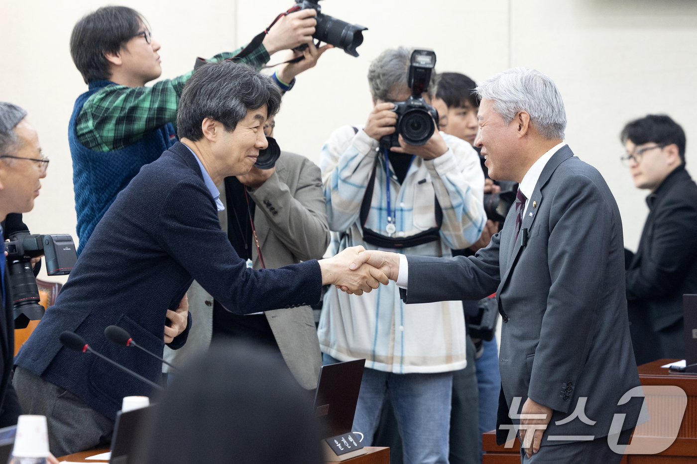 (서울=뉴스1) 이승배 기자 = 서왕진 조국혁신당 원내대표를 비롯한 개혁진보 4당 의원들이 19일 서울 여의도 국회에서 열린 정치개혁특별위원회 개의에 앞서 위원들과 인사 나누고 있 …
