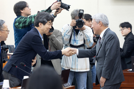 윤건영 여당 간사와 인사 나누는 서왕진 원내대표