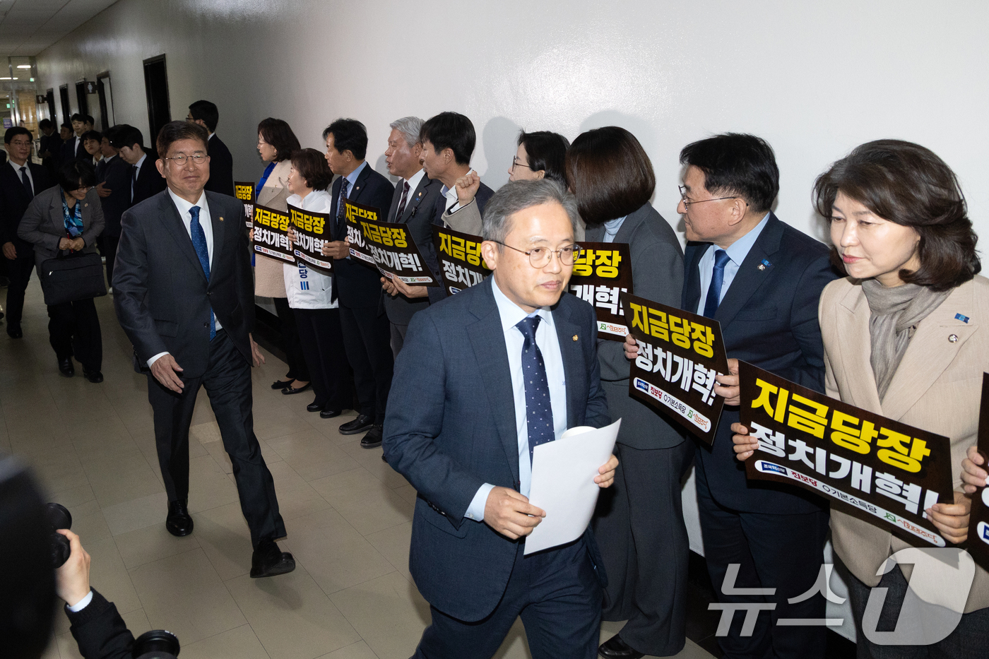 (서울=뉴스1) 이승배 기자 = 19일 서울 여의도 국회에서 송기헌 정치개혁특별위원회 송기헌 위원장을 비롯한 의원들이 회의장으로 향하는 가운데 개혁진보 4당 의원들이 중대선거구제 …