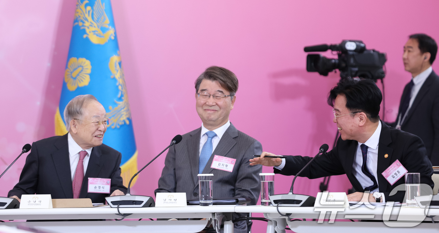 (서울=뉴스1) 허경 기자 = 김영훈 고용노동부 장관과 손경식 한국경영자총협회 회장이 19일 청와대에서 열린 경사노위 1기 출범 맞이 노동정책 토론회에서 대화를 하고 있다. 202 …