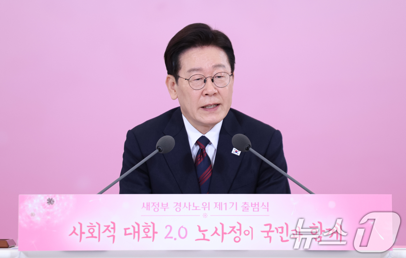 (서울=뉴스1) 허경 기자 = 이재명 대통령이 19일 청와대에서 열린 경사노위 1기 출범 맞이 노동정책 토론회에서 발언하고 있다. 2026.3.19/뉴스1