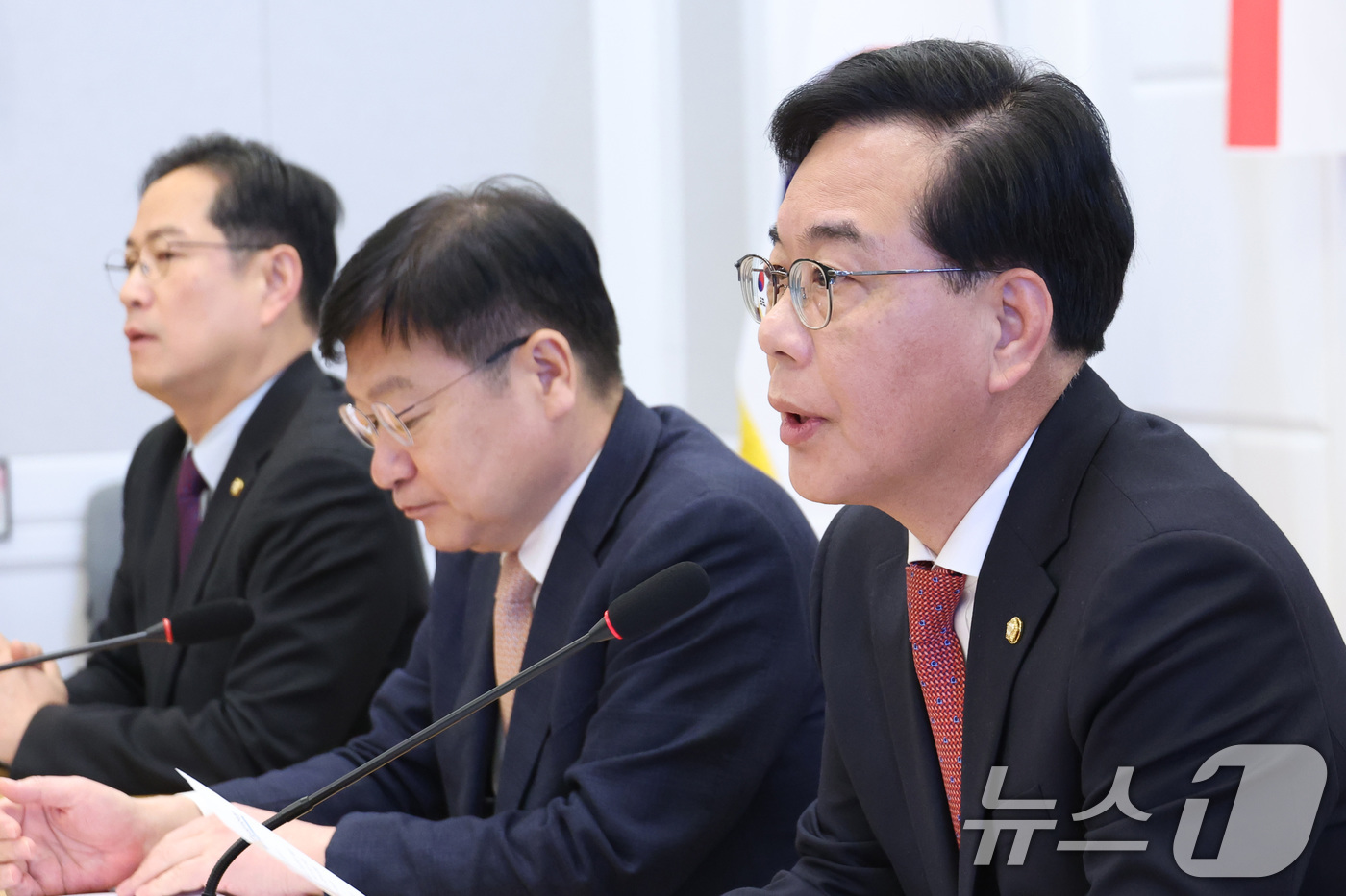 (서울=뉴스1) 신웅수 기자 = 송언석 국민의힘 원내대표가 19일 서울 여의도 국회에서 열린 중동사태 관련 정유업계 대표와의 정책간담회에서 인사말을 하고 있다. 2026.3.19/ …