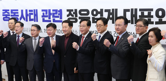 정유업계 간담회 기념촬영하는 송언석